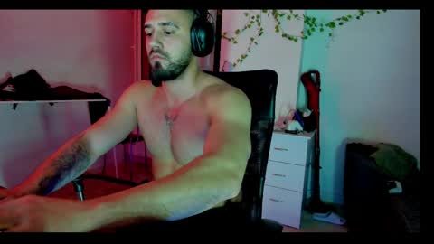 Snapshot of raulmaxel chatting on April 28, 1:04 am RaulMaxel online show from April 28, 1:04 am