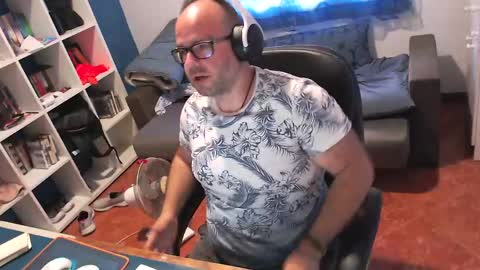 ravingr3d3 online show from May 25, 8:09 am