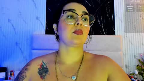 reginavegaa online show from October 10, 11:42 am