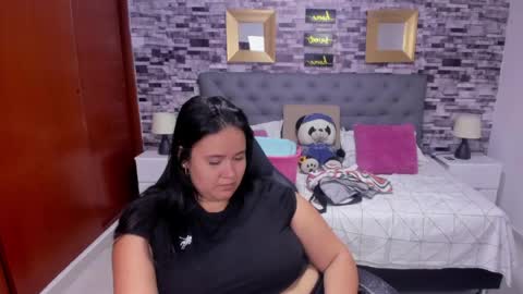 reina_loren online show from May 23, 5:01 am