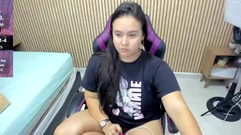 reina_loren online show from May 24, 3:44 am