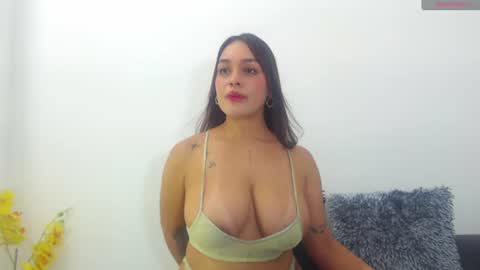 Snapshot of renatabrownn28 chatting on July 7, 7:23 am renatabrownn28 online show from July 7, 7:23 am