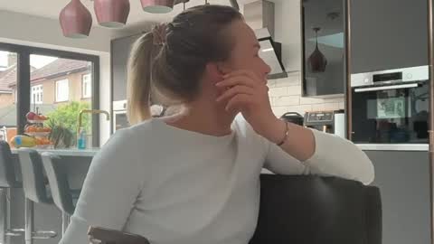 riana894237 online show from May 14, 9:27 am