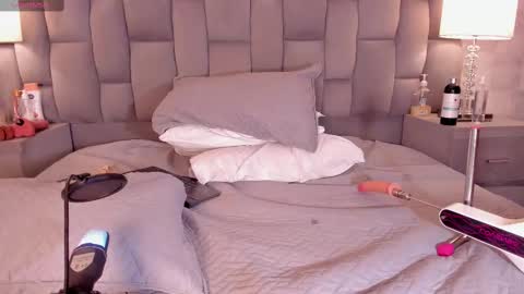 Snapshot of rianamanson chatting on February 9, 8:11 am Riana online show from February 9, 8:11 am