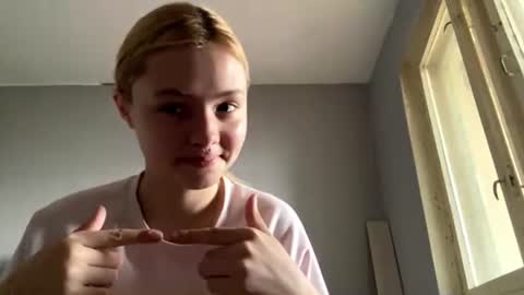 Snapshot of richellearmentrout chatting on July 16, 2:23 pm jenny online show from July 16, 2:23 pm