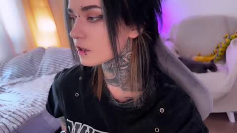   DianaBrite            fansl y online show from March 4, 12:22 pm