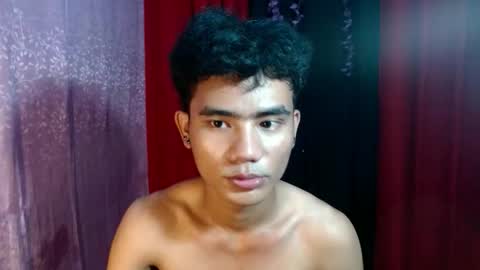 roianboyyy online show from May 15, 2:02 pm