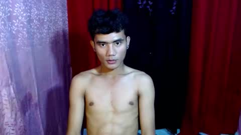 roianboyyy online show from May 19, 2:23 pm