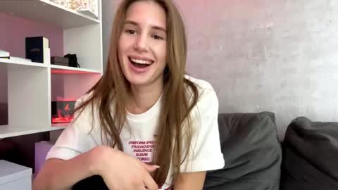 Snapshot of ronaldleidholt chatting on March 31, 10:26 am Ketlyn is here now help me get 50 thumbs up pls online show from March 31, 10:26 am