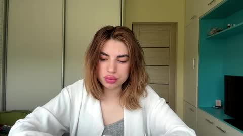 Mia online show from May 20, 9:59 am