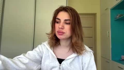 Mia online show from May 22, 10:10 am