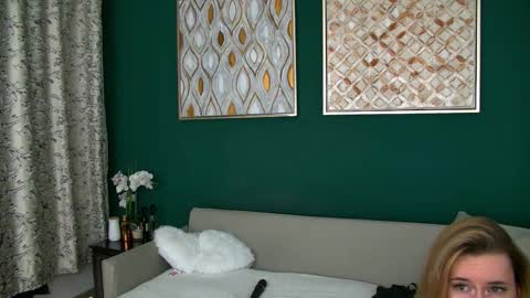 Snapshot of roxanne_joy chatting on February 22, 5:19 am Roxanne online show from February 22, 5:19 am