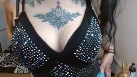 Snapshot of roxanne_vale chatting on January 17, 8:12 pm Roxanne online show from January 17, 8:12 pm