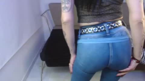 Snapshot of roxanne_vale chatting on February 24, 8:18 pm Roxanne online show from February 24, 8:18 pm