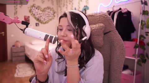 roxysuh online show from March 8, 8:29 am