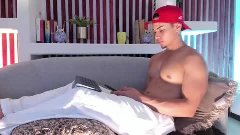 Snapshot of ryangreys01 chatting on October 21, 3:18 am Ryan online show from October 21, 3:18 am