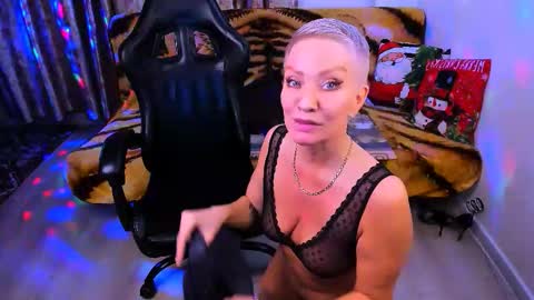 Snapshot of sabrina_only_ chatting on December 17, 11:44 pm Tatiana online show from December 17, 11:44 pm