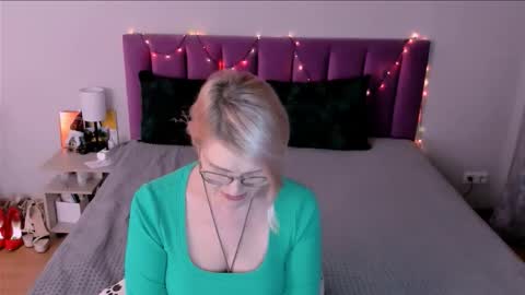 Sabrina MacMarren online show from December 19, 2:46 pm