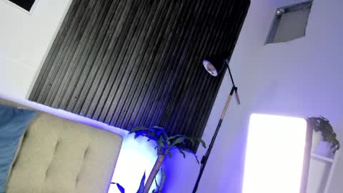 safiro_evans online show from April 18, 2:21 pm