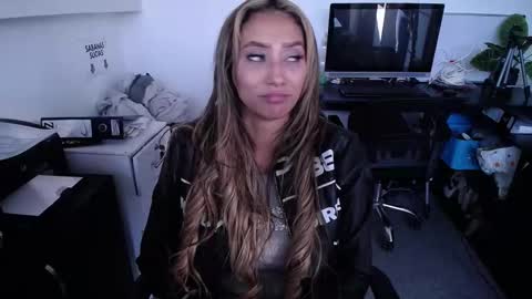 Snapshot of salome_drasin chatting on February 28, 12:17 pm salome_drasin online show from February 28, 12:17 pm