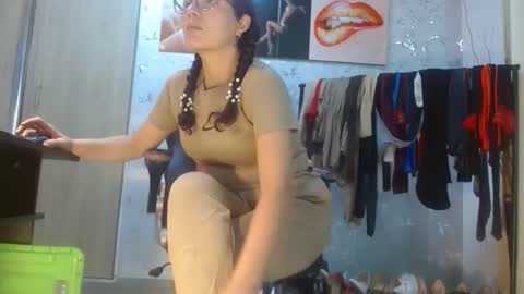 Snapshot of samanta_brownn_ chatting on May 2, 11:15 am samanta online show from May 2, 11:15 am