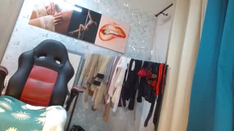 Snapshot of samanta_brownn_ chatting on May 4, 11:06 am samanta online show from May 4, 11:06 am