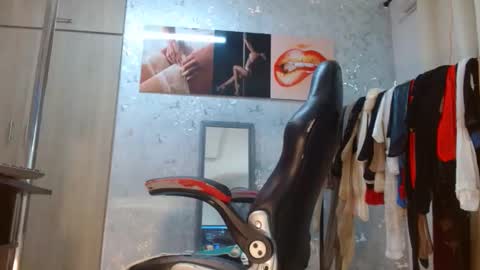 Snapshot of samanta_brownn_ chatting on May 17, 11:28 am samanta online show from May 17, 11:28 am