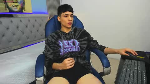 Snapshot of samblack_ chatting on February 10, 3:49 pm Sam online show from February 10, 3:49 pm