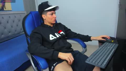 Snapshot of samblack_ chatting on February 14, 12:46 pm Sam online show from February 14, 12:46 pm