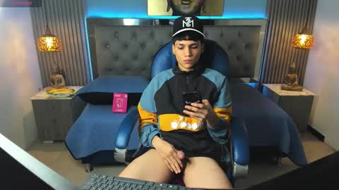 Snapshot of samblack_ chatting on February 17, 3:40 pm Sam online show from February 17, 3:40 pm