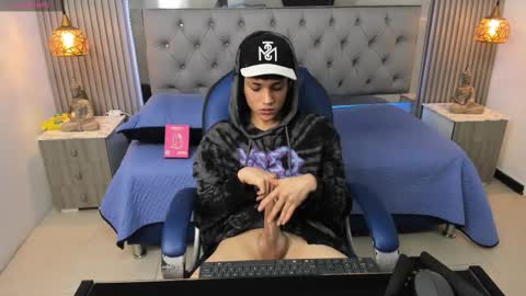 Snapshot of samblack_ chatting on February 21, 2:18 pm Sam online show from February 21, 2:18 pm