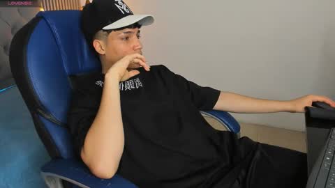 Snapshot of samblack_ chatting on February 27, 8:53 pm Sam online show from February 27, 8:53 pm