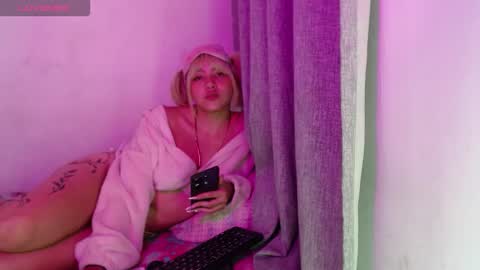 sandy_straw online show from October 17, 4:37 am