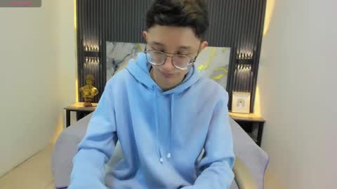 santiago_russo18 online show from September 12, 12:38 pm