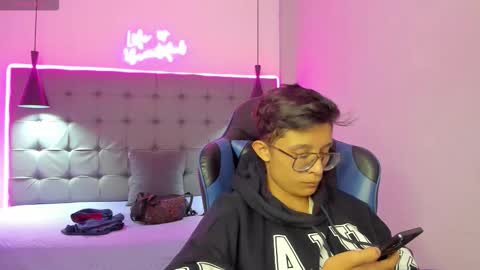 santiago_russo18 online show from February 24, 1:20 pm