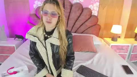 Snapshot of sara_colyn chatting on June 14, 12:40 pm sara_colyn online show from June 14, 12:40 pm