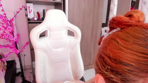 Snapshot of sara_martin_ chatting on December 16, 3:43 pm sara online show from December 16, 3:43 pm