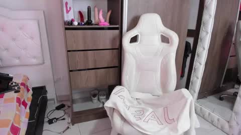 Snapshot of sara_martin_ chatting on January 13, 10:35 pm sara online show from January 13, 10:35 pm