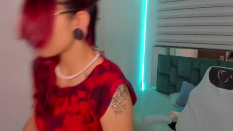 sara_red_x online show from May 21, 3:24 am