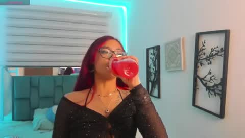 sara_red_x online show from June 16, 3:53 am