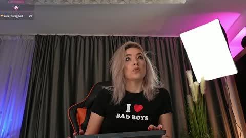 Sarahjadore online show from March 9, 7:37 pm