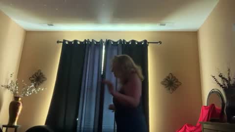 Snapshot of sassyhotwife00 chatting on June 16, 7:05 pm sassyhotwife00 online show from June 16, 7:05 pm