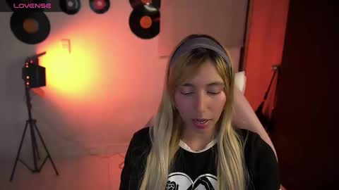 I AM JENN  online show from April 19, 4:12 am