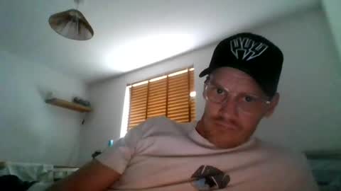 Snapshot of sausagesandwitch23 chatting on July 21, 7:43 am Sausagesandwitch23 online show from July 21, 7:43 am