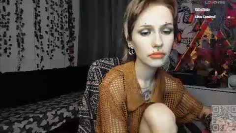 Snapshot of say_mary chatting on July 3, 7:53 pm pronoun she. name Mary. age 21. online show from July 3, 7:53 pm