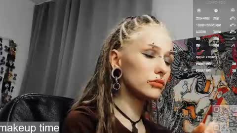 Snapshot of say_mary chatting on July 13, 10:34 pm pronoun she. name Mary. age 21. online show from July 13, 10:34 pm