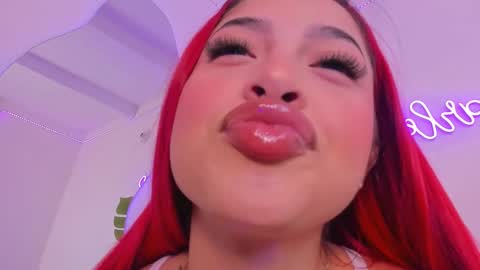 Snapshot of scarleett_jones chatting on September 10, 10:32 pm scarleett jones online show from September 10, 10:32 pm