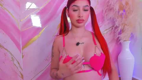 Snapshot of scarleett_jones chatting on February 12, 10:16 pm scarleett jones online show from February 12, 10:16 pm