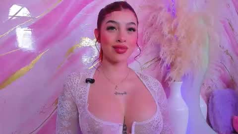 Snapshot of scarleett_jones chatting on February 18, 10:17 pm scarleett jones online show from February 18, 10:17 pm