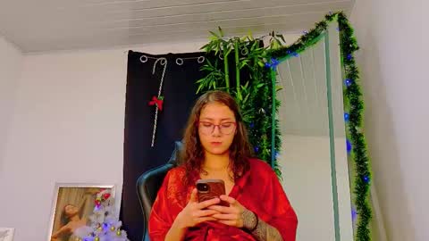 Snapshot of scarletjonesx chatting on December 16, 1:43 am Denis online show from December 16, 1:43 am